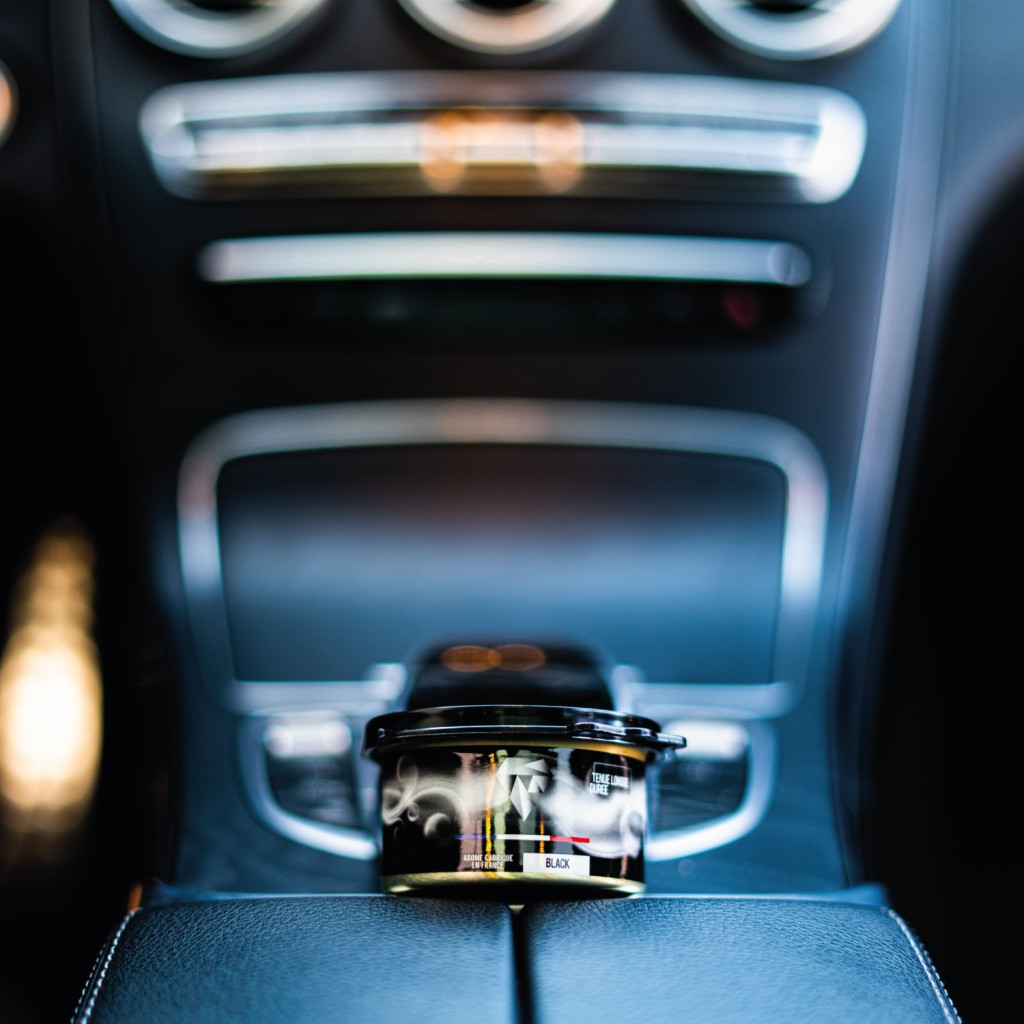 Parfum voiture boisé – Senteur élégante & durable | Shine