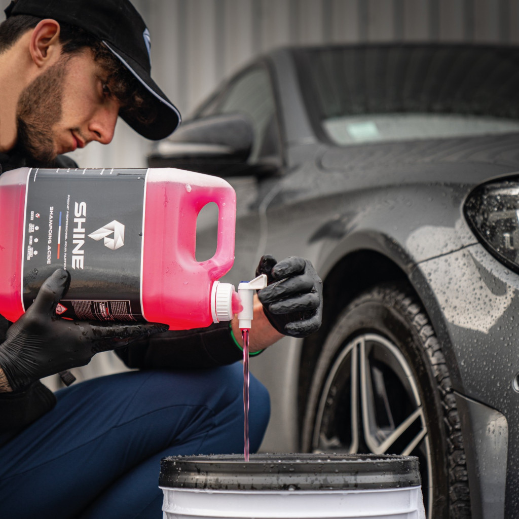 Shampoing acide voiture – Décontamination calcaire & traces | Shine