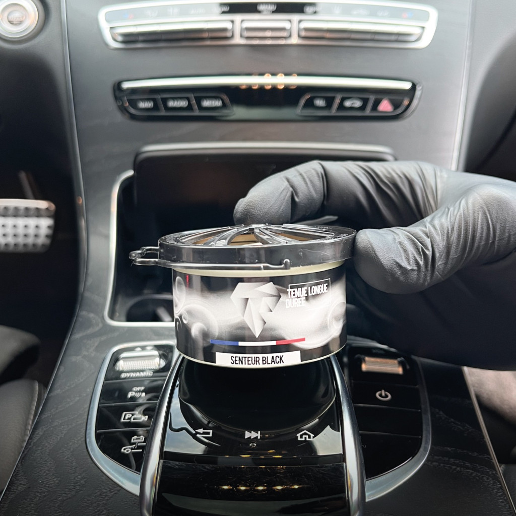 Parfum voiture boisé – Senteur élégante & durable | Shine