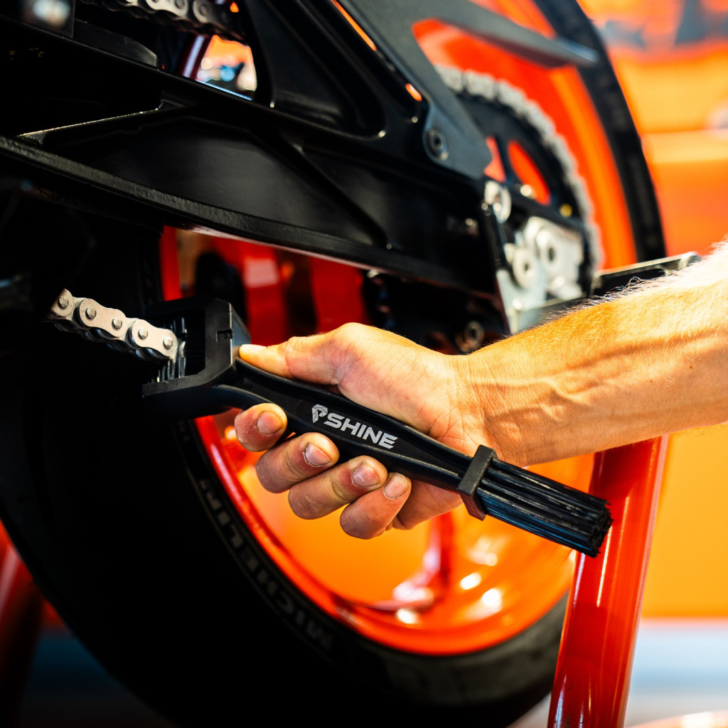 Brosse chaîne moto – Nettoyage précis et rapide | Shine