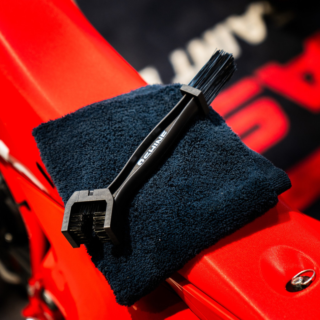 Brosse chaîne moto – Nettoyage précis et rapide | Shine