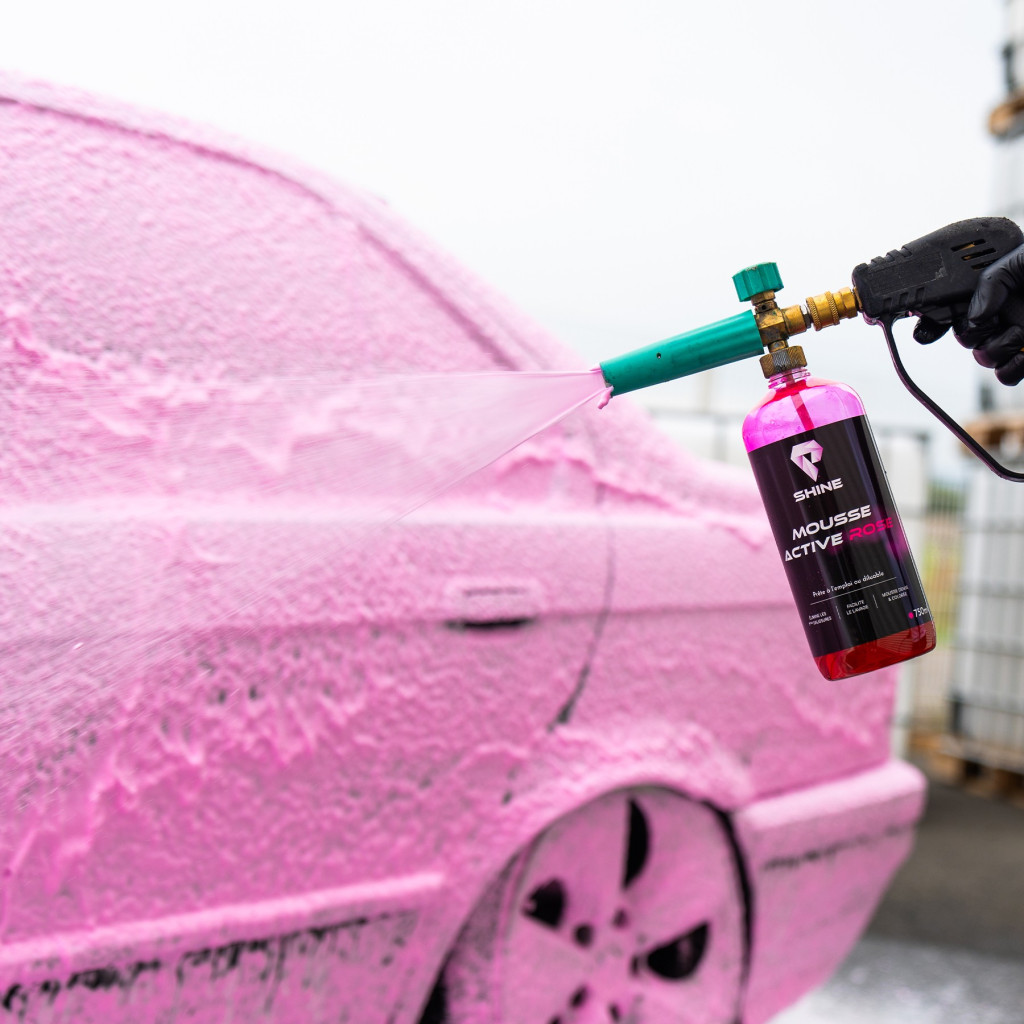 Une mousse de prélavage efficace, rose et parfumée, pour un lavage fun et visuel.