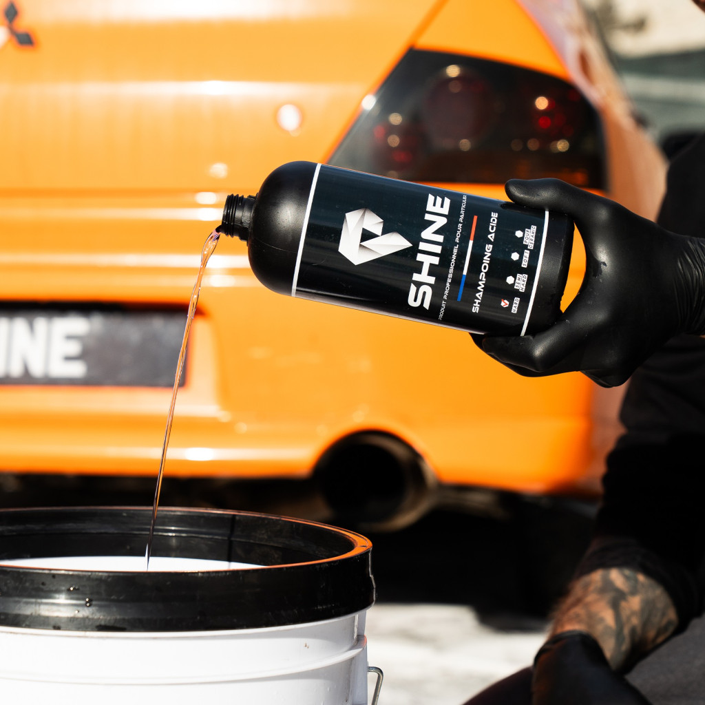 Shampoing acide voiture – Décontamination calcaire & traces | Shine