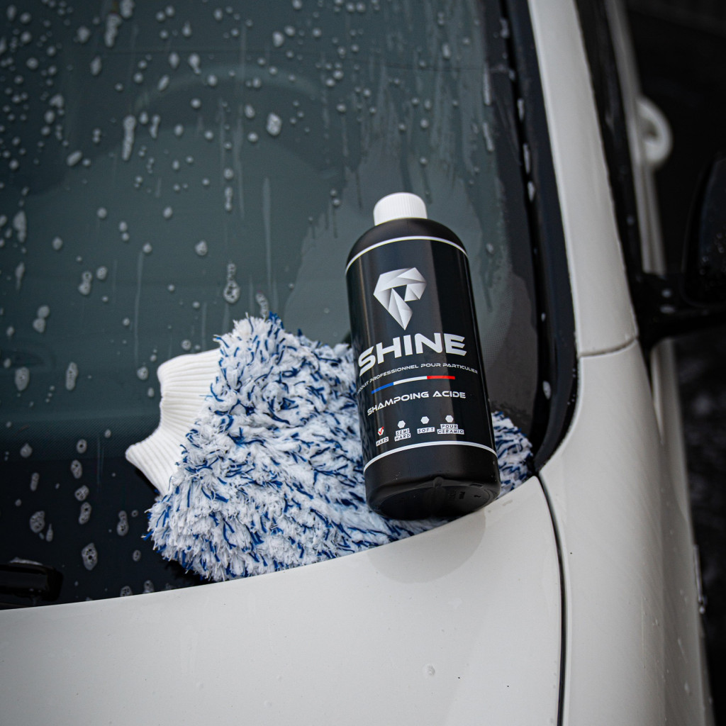Shampoing acide voiture – Décontamination calcaire & traces | Shine